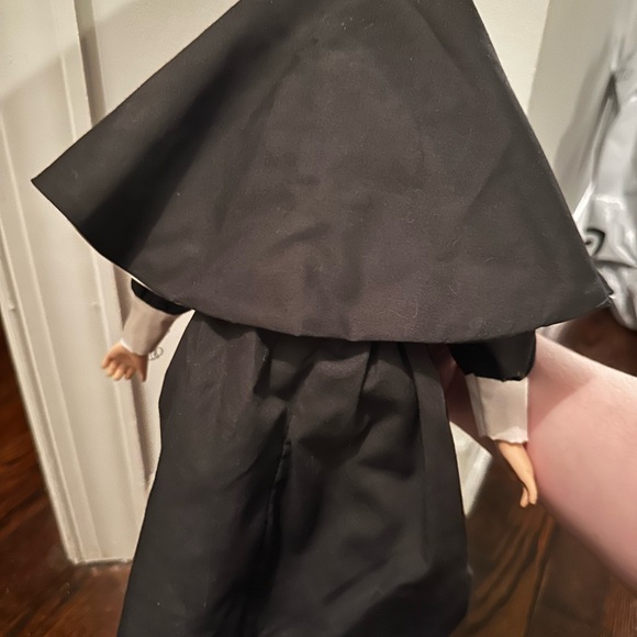 Vintage Seymour Mann Porcelain Nun Doll - Picture 4 of 4